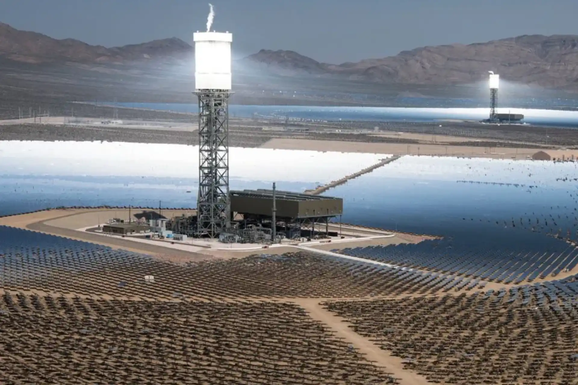 China inaugura usina solar de torres gêmeas no Deserto de Gobi
