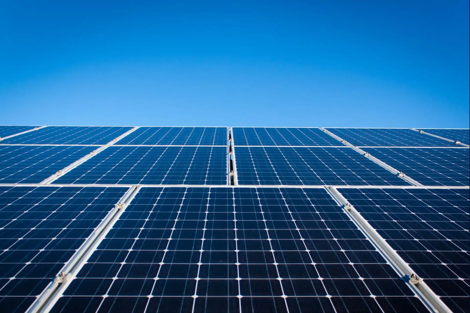 Excesso de energia renovável pressiona sistema elétrico e pode causar apagões