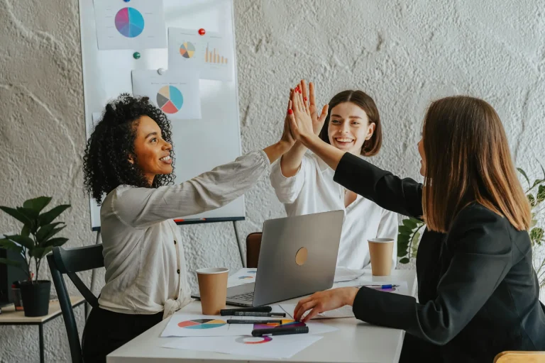 Forbes revela as melhores empresas do mundo para mulheres em 2025