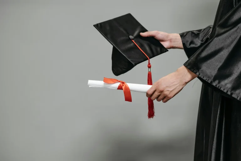 Pesquisa indica que diploma dobra ganhos e muda futuro profissional no Brasil