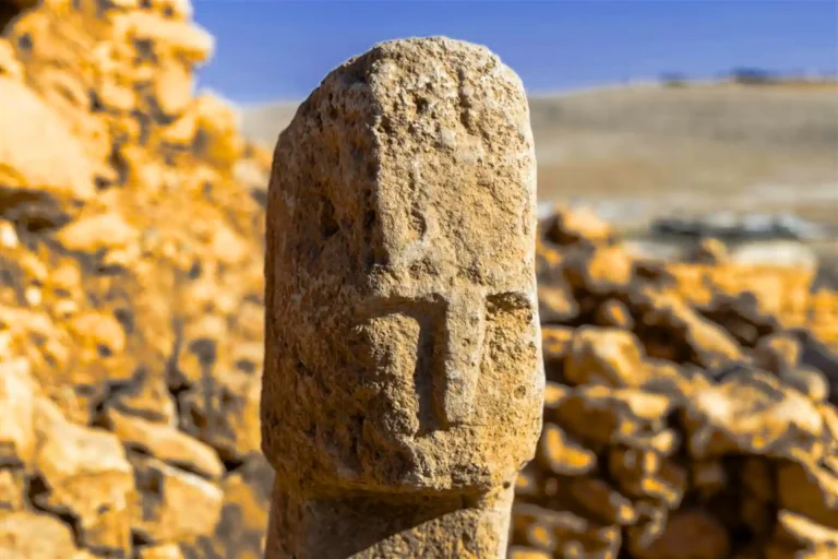 Pilar de 12.000 anos com rosto humano é revelado na Turquia