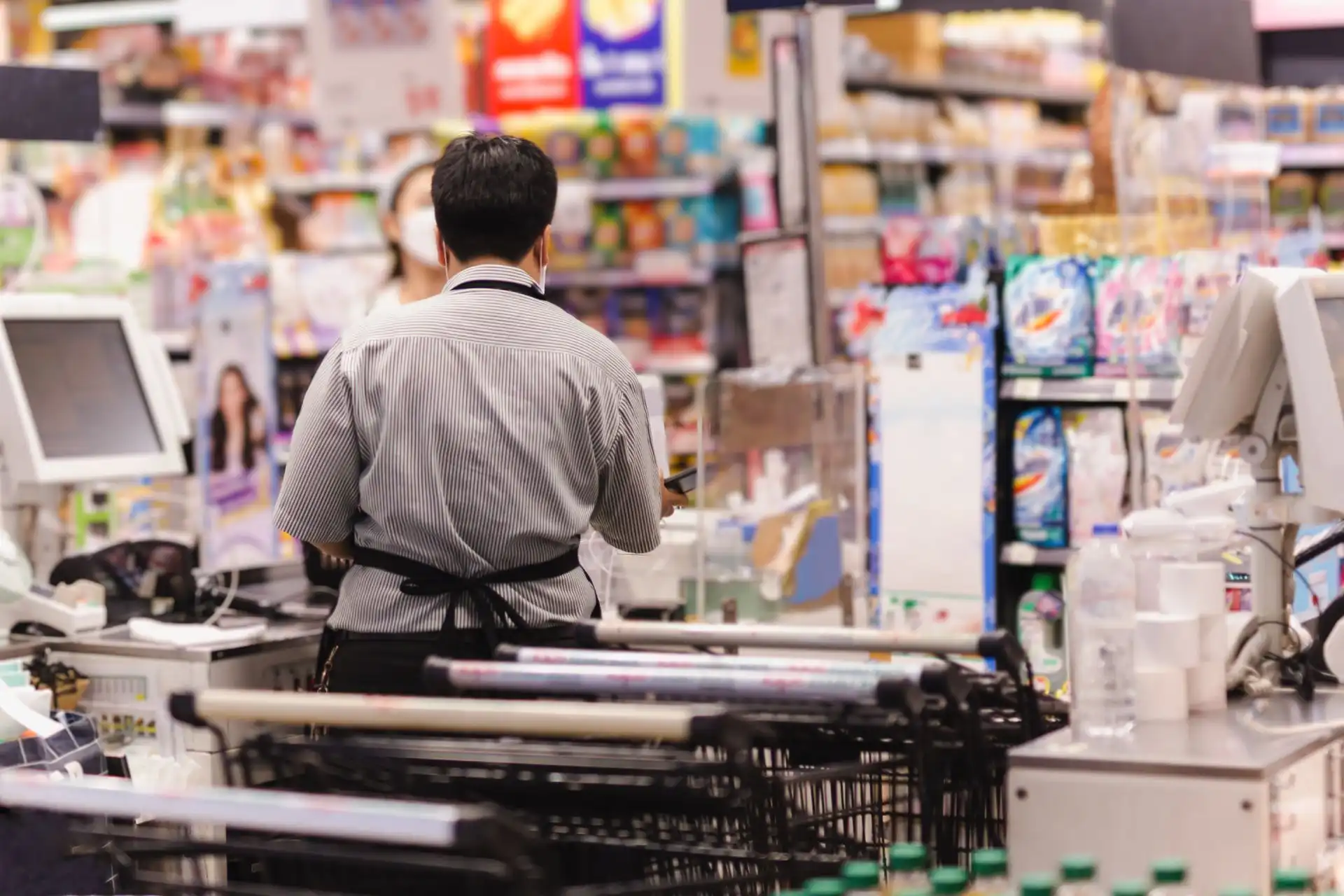 "Pode passar junto?" A nova tática de golpistas nos caixas dos supermercados