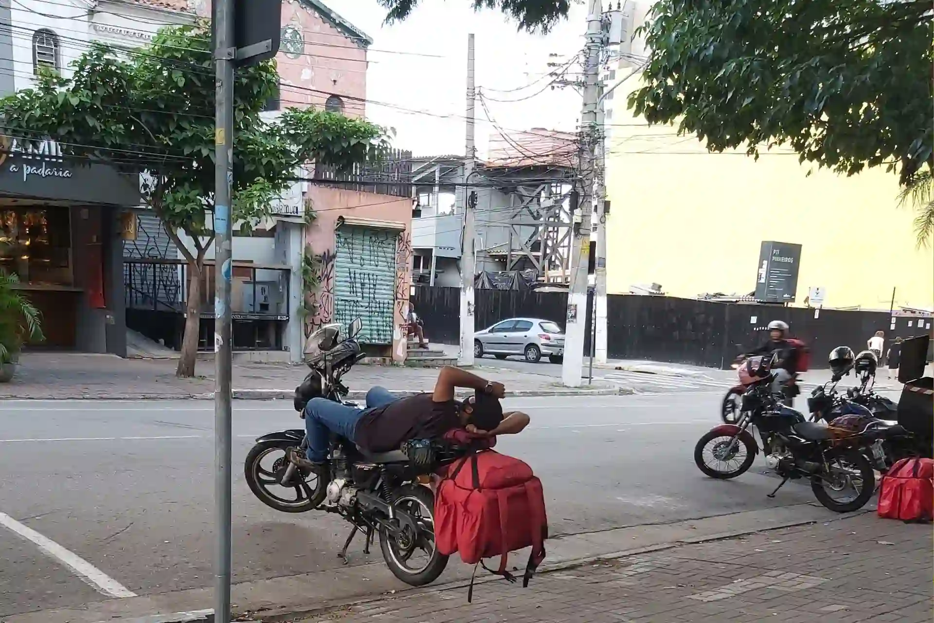 Por trás das entregas: O impacto do trabalho nas ruas na saúde dos entregadores