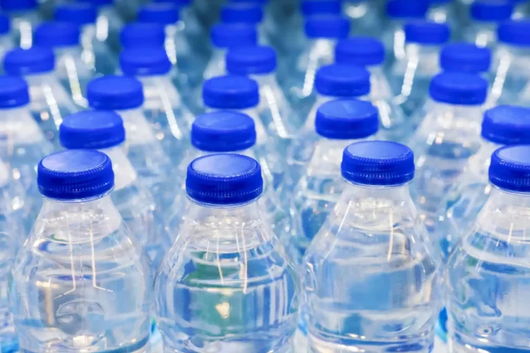 Prefeito ordena retirada de lote de água mineral após suspeita de contaminação