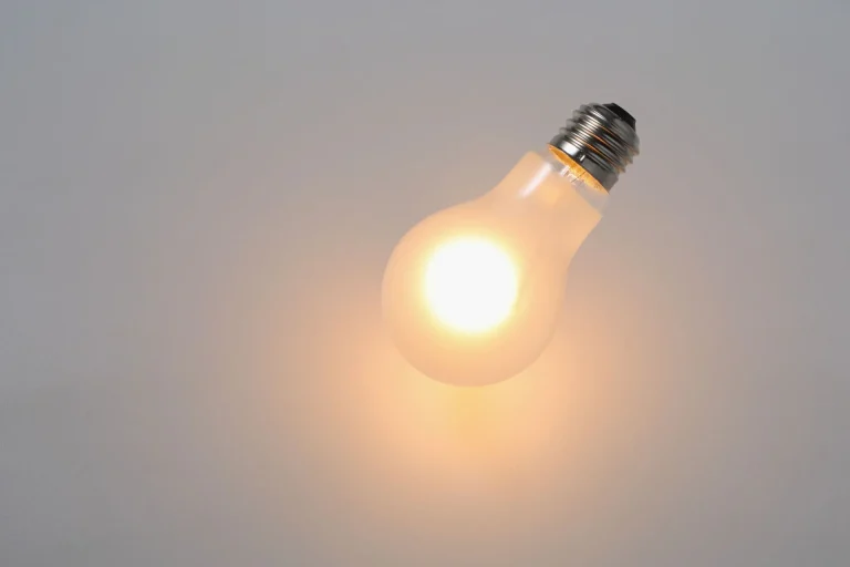 Programa Luz do Povo garante energia gratuita para famílias do CadÚnico