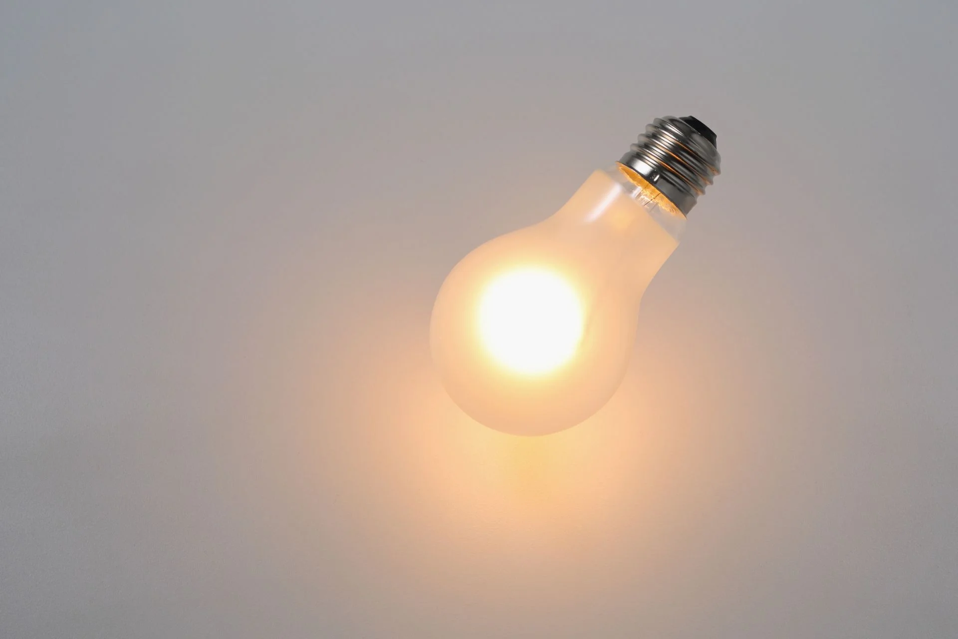 Programa Luz do Povo garante energia gratuita para famílias do CadÚnico